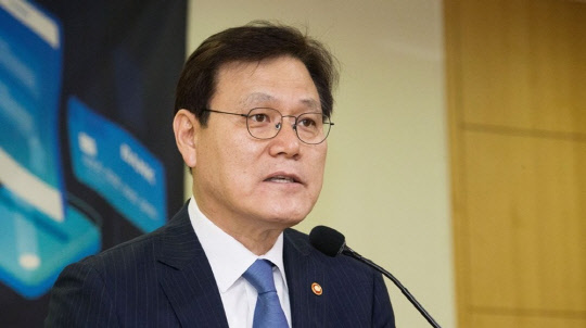 최종구 금융위원장이 26일(현지시간) 미국 뉴욕 연방준비은행에서 열린 금융안정위원회(FSB) 총회에 참석해 가상통화(암호화폐·가상화폐)를 규제하려면 국가를 넘어선 협력이 필요하다는 점을 시사했다.<연합뉴스>